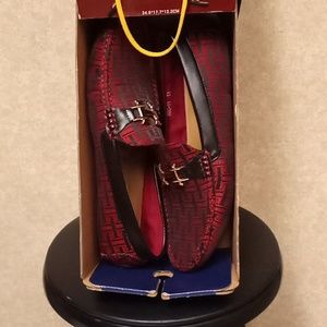 Mens fashion shoe, size 11, color burgundy with black trim